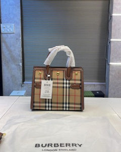 Burberryy Purse with Brand Dust Bag (ZYDROP)AV011